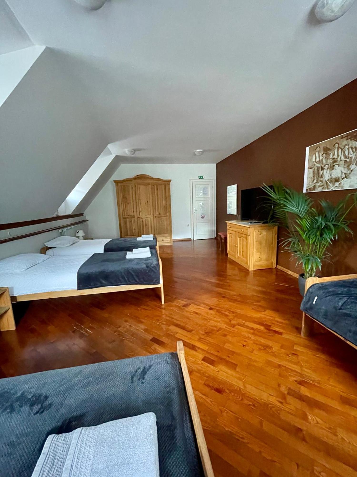 Hotel Gostisce Barbara à Idrija Extérieur photo