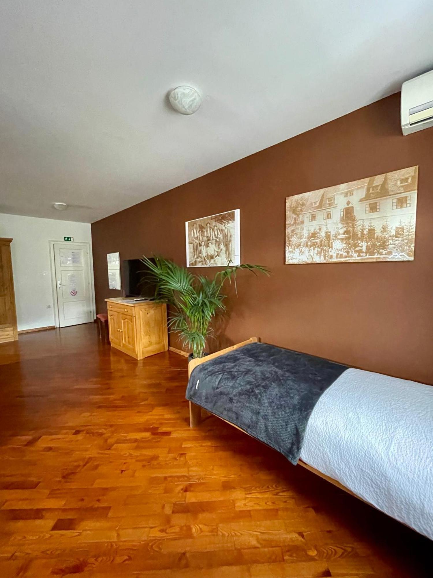 Hotel Gostisce Barbara à Idrija Extérieur photo